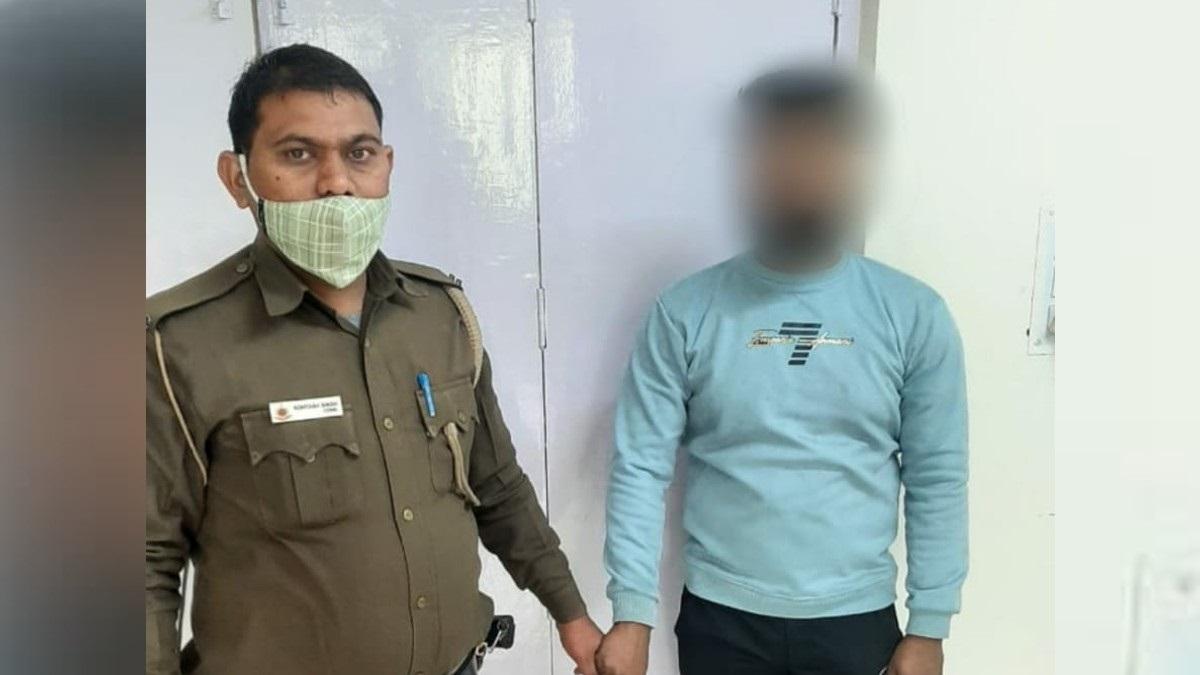 पुलिस की गिरफ्त में हत्या का आरोपी.