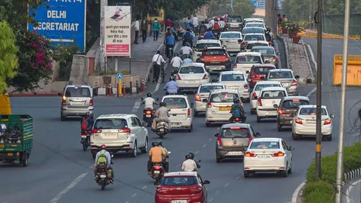 Delhi Pollution Update: कमर्शियल पेट्रोल-डीजल कारों को एंट्री नहीं