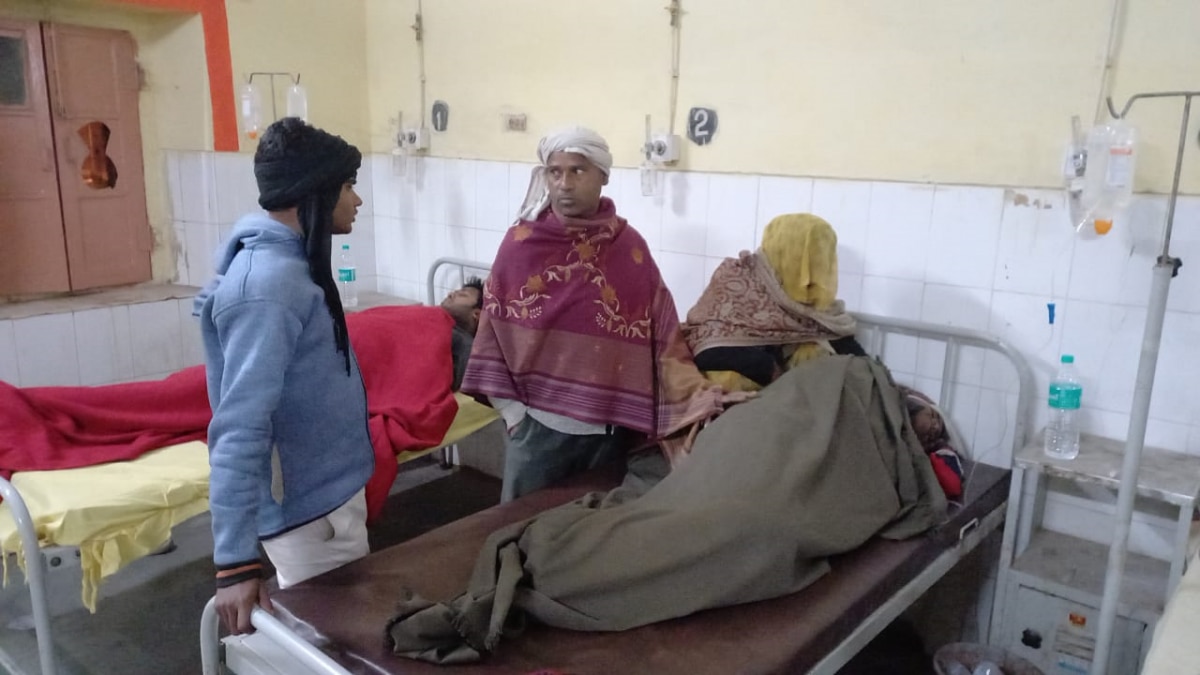 सांप खाने वाले शख्स को अस्पताल में एडमिट कराया गया है