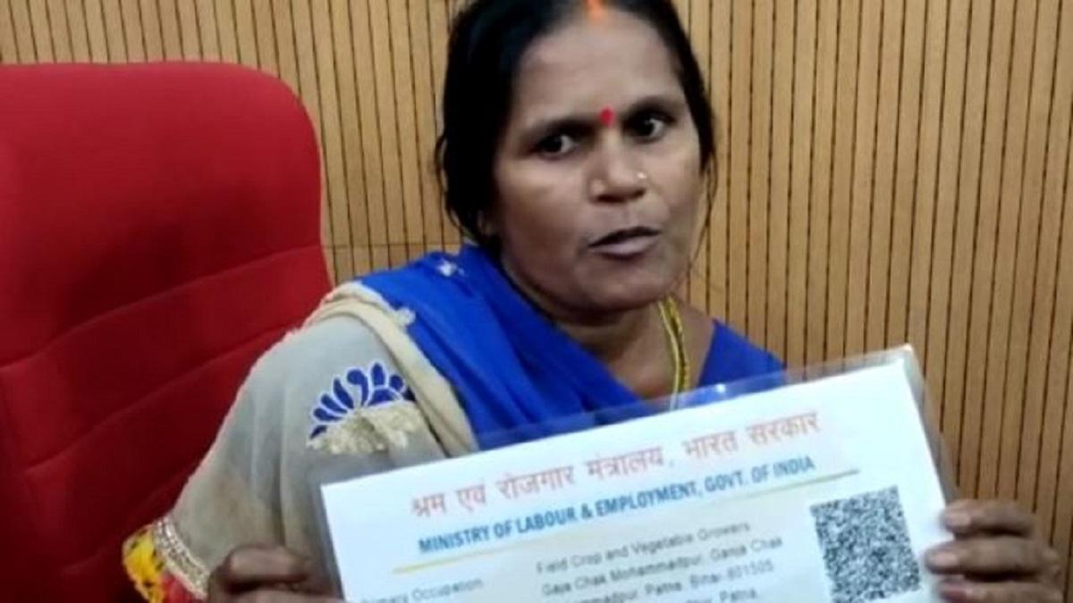 बिहार में ई-श्रम कार्ड के बदले महिला को देने पड़े 100 रुपये (फोटो- Aajtak)