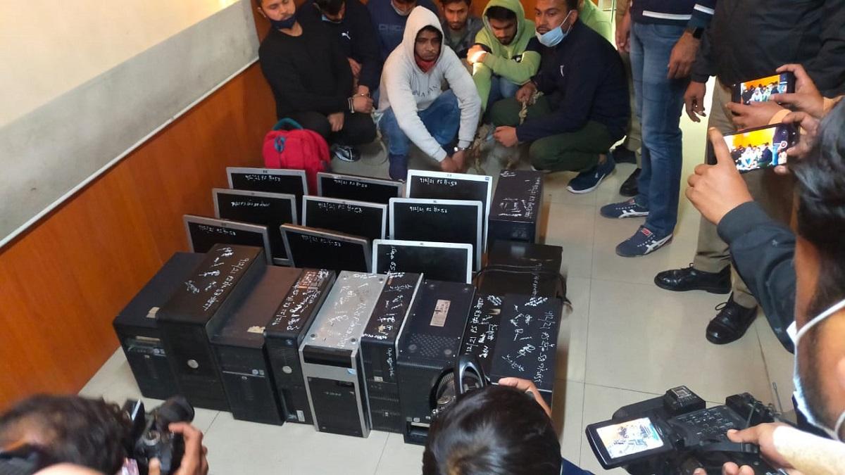 पुलिस ने आरोपियों के कब्जे से कई सिस्टम और सामान बरामद किया है