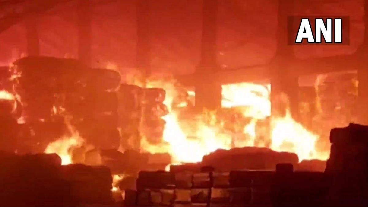 वापी की शाह पेपर मिल में भीषण आग, भारी नुकसान की आशंका