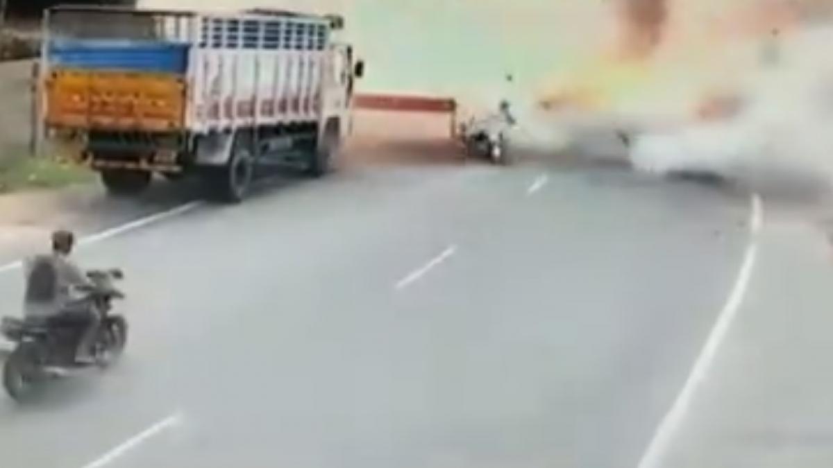 पटाखे ले रहे पिता और पुत्र की धमाके से मौत (वीडियो ग्रैब)