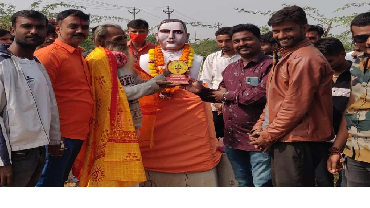 जामनगर के हनुमान आश्रम में लगाई गई गोडसे की प्रतिमा