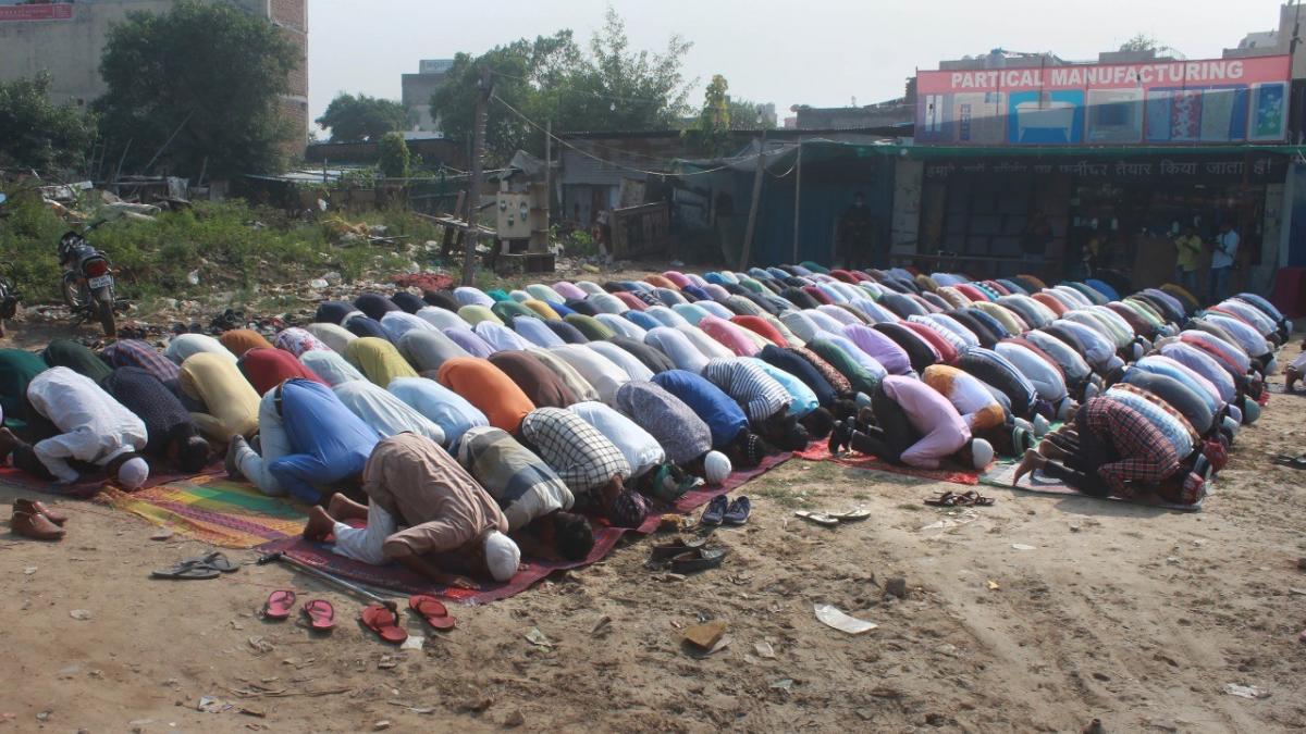 गुरग्राम में नमाज अदा करते मुस्लिम समुदाय के लोग (Photo-PTI)
