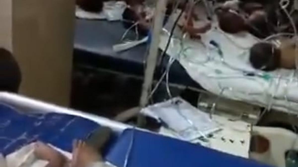 बच्चों का इलाज करते डॉक्टर्स.