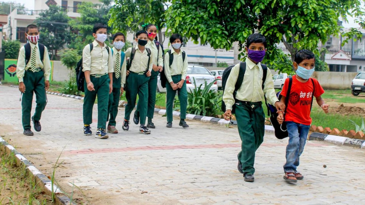 ओमिक्रॉन वेरिएंट का खतरा लेकिन महाराष्ट्र में बच्चों के लिए 1 दिसंबर से खुल जाएंगे स्कूल
