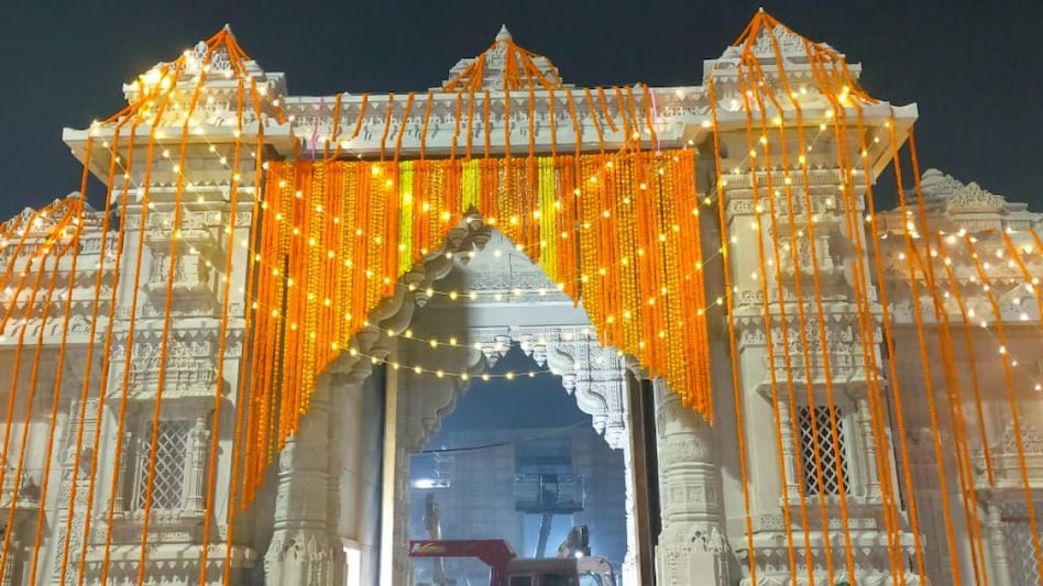 दुल्हन की तरह सजा काशी विश्वनाथ मंदिर