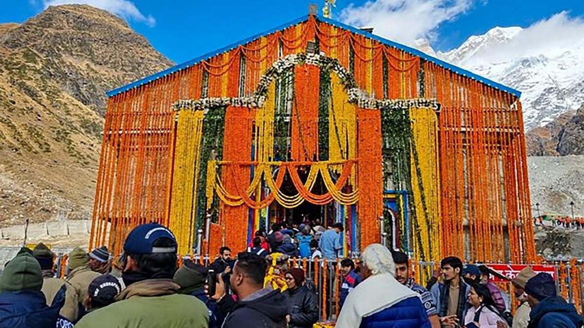 बाबा केदारनाथ के कपाट बंद, बैंड बाजे के साथ 6 महीने के शीतकालीन प्रवास के लिए उखीमठ रवाना - Uttarakhand Portals of Kedarnath temple closed for the winter season NTC - AajTak