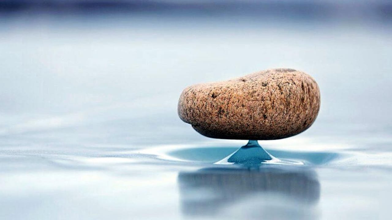 प्राकृतिक अजूबा...दुनिया की सबसे बड़ी झील पर हवा में क्यों लटकते हैं पत्थर? रहस्य सुलझा - Mystery of Lake Baikal Zen Stone solved TSTR - AajTak