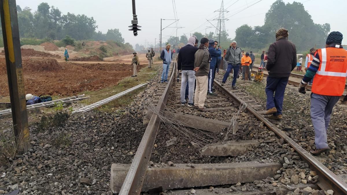 माओवादियों ने रेलवे ट्रैक पर किया विस्फोट