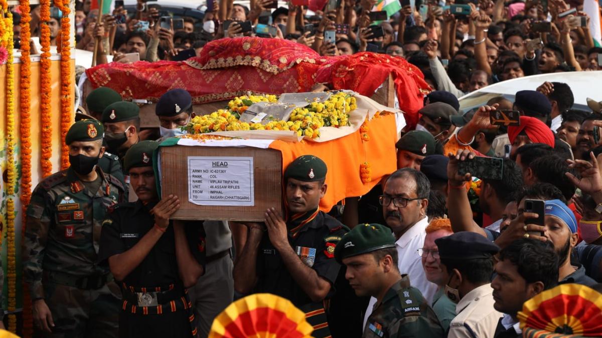 शहीद कर्नल विप्लव, उनकी पत्नी और बेटे का अंतिम संस्कार किया गया