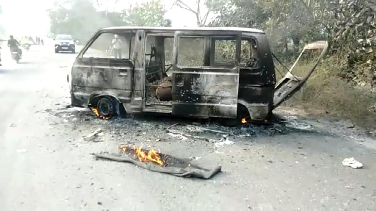 धनबाद-बोकारो मार्ग पर बारूद से लदे ट्रक और वैन की टक्कर, लगी भयानक आग