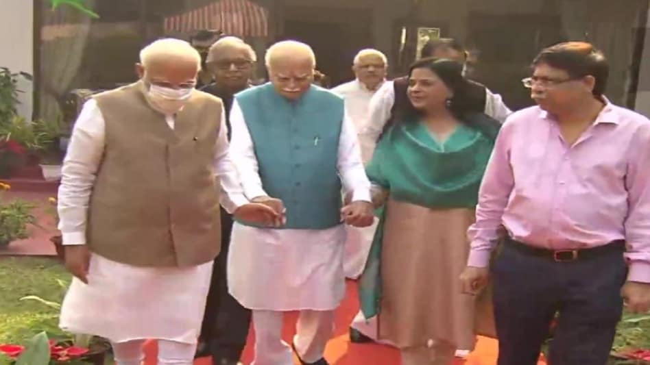 LK Advani Birthday: आडवाणी के घर पहुंचकर PM मोदी ने दी जन्मदिन की बधाई - L K Advani birthday turned 94 pm Narendra Modi other bjp leaders greeting him ntc - AajTak