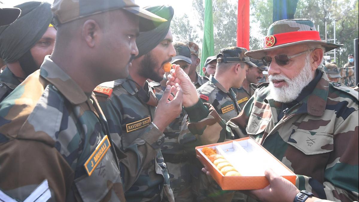 पीएम मोदी ने सैनिकों के साथ मनाई दिवाली
