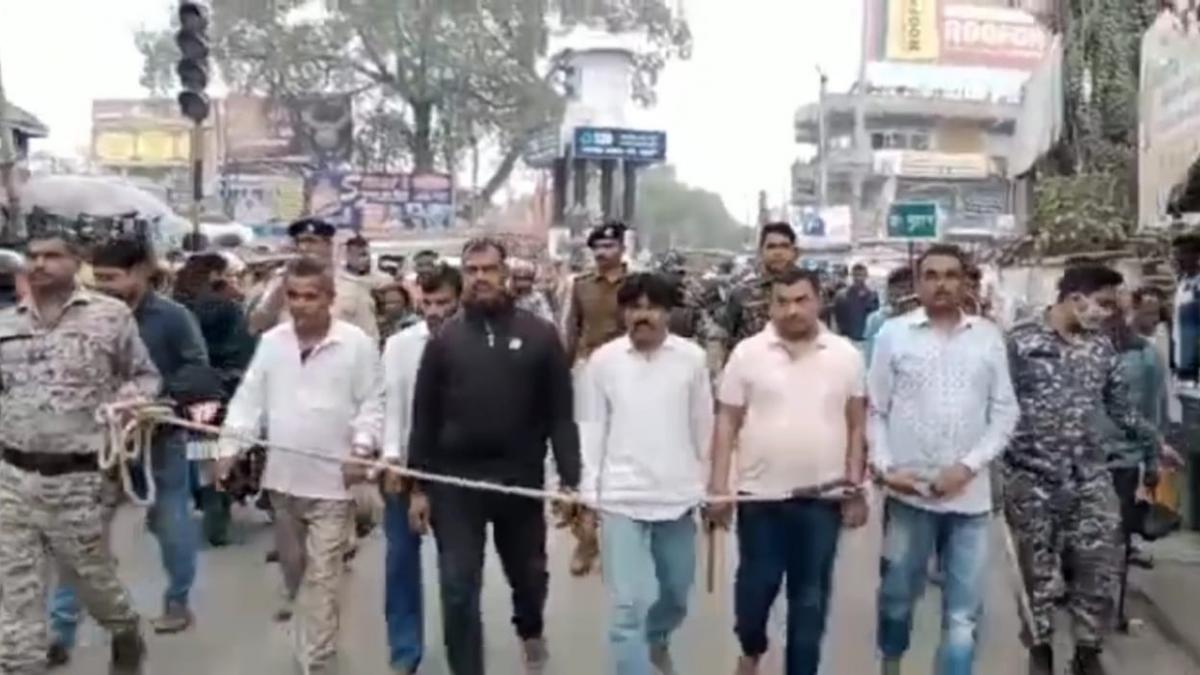 पुलिस ने सड़क पर कराई पकड़े गए गुर्गों की परेड