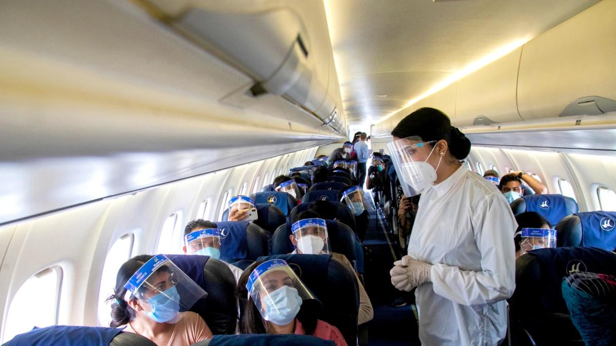 संक्रमित कपल देश छोड़कर भाग रहा था, विमान के अंदर से हुआ गिरफ्तार!