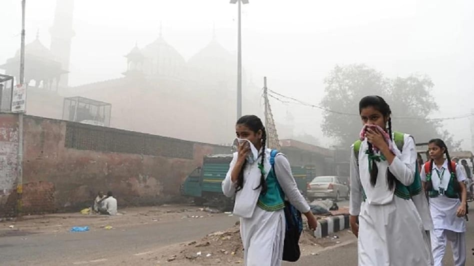प्रदूषण से बचना है तो दिल्लीवालों को बार-बार बदलना होगा मास्क, हेल्थ एक्सपर्ट्स का दावा - Delhi NCR Residents Need better mask To Tackle Pollution Say Health Experts ntc - AajTak