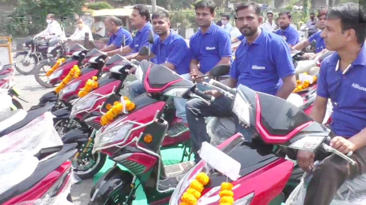 गुजरात: दिवाली पर कंपनी ने दिखाया बड़ा दिल, कर्मचारियों को गिफ्ट में दिए इलेक्ट्रिक स्कूटर