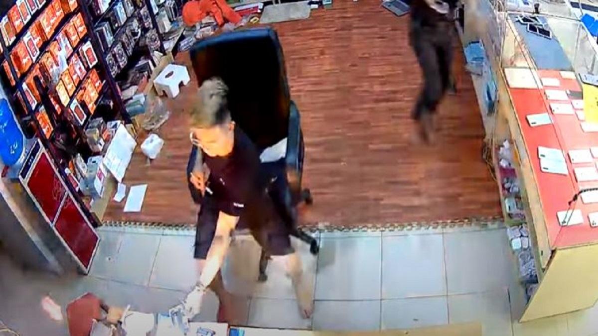 रिपेयर के दौरान ही मोबाइल में हो गया ब्लास्ट, लगी आग, VIDEO वायरल