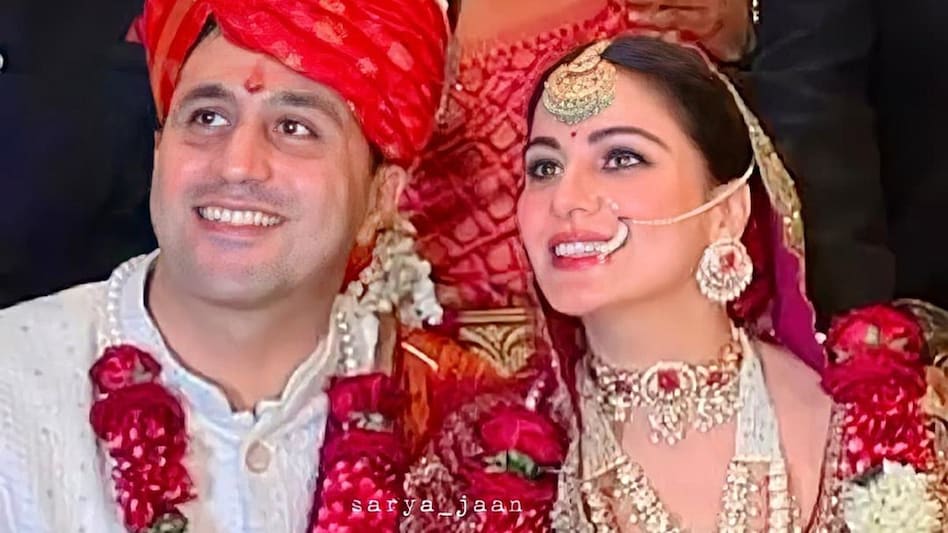 shraddha arya wedding: शादॠमà¥à¤ दà¥à¤²à¥à¤¹à¤¨ शà¥à¤°à¤¦à¥à¤§à¤¾ à¤à¤°à¥à¤¯à¤¾ à¤à¥ मसà¥à¤¤à¥, दà¥à¤²à¥à¤¹à¥ सॠà¤à¤¹à¤¾ 'à¤à¤ मà¥à¤à¥ à¤à¤ ाà¤', à¤à¥à¤à¤à¥ à¤à¤¾à¤² - shraddha arya wedding asks groom to lift her up pulls his cheeks tmov -