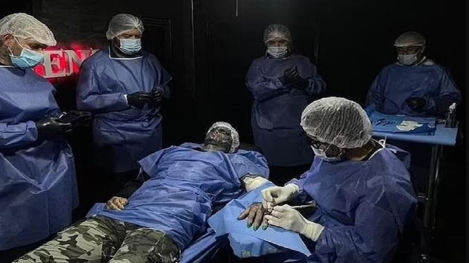 क्यों इस शख्स ने अपनी नाक, कान और उंगलियां कटवा लीं? - a man famous as black alien has two FINGERS cut off to turn his hand into a CLAW in mexico