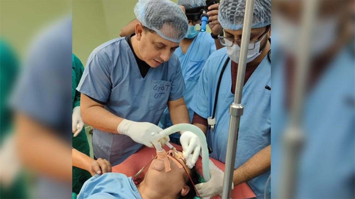 टीम के साथ रतौंधी मरीज को थेरेपी देते डॉ परवेज (aajtak.in)