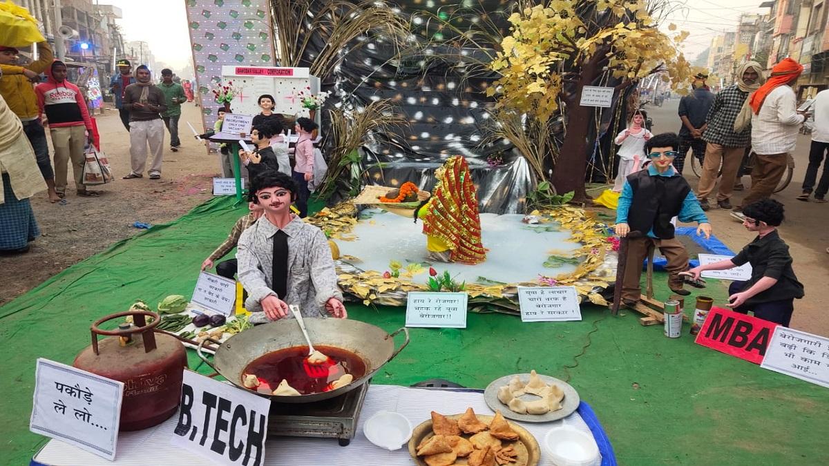 बेरोजगारी थीम पर झांकी बनाई गई