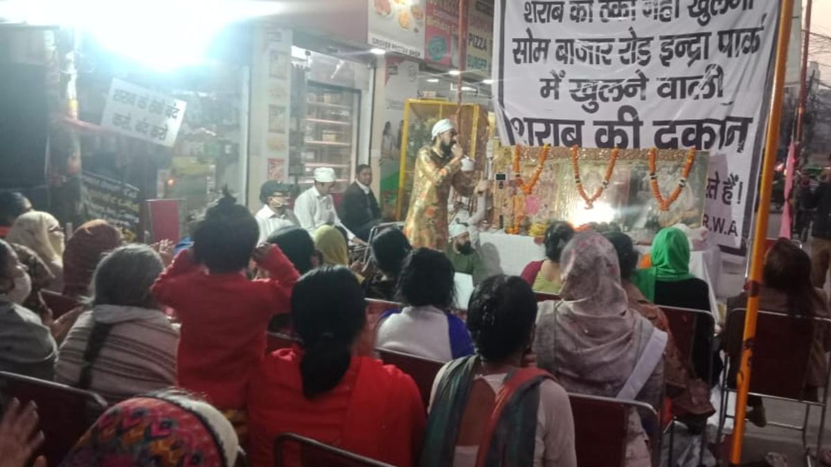 दिल्ली में शराब की दुकानें खुलने का विरोध हो रहा है. (फोटो-आजतक)