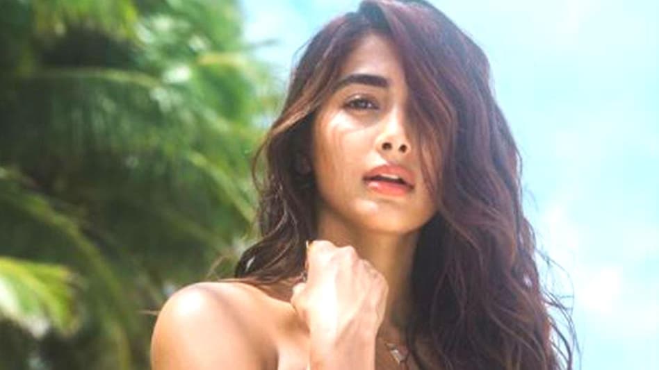 बिकिनी टॉप में Pooja Hegde का स्टनिंग लुक, खुले बाल- ग्लॉसी मेकअप में दिखीं  गॉर्जियस - Pooja Hegde shares photo in bikini top see here tmov - AajTak