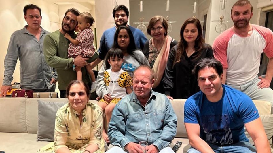 सलीम खान के जन्मदिन पर साथ आया परिवार, Salman Khan ने शेयर की फैमिली फोटो -  Salman Khan poses with entire family including Helen Salma and others at  Salim Khan s birthday