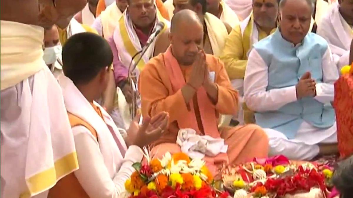 सीएम योगी ने मां अन्नपूर्णा देवी की मूर्ति को पुनर्स्थापित किया. (फोटो-ANI)