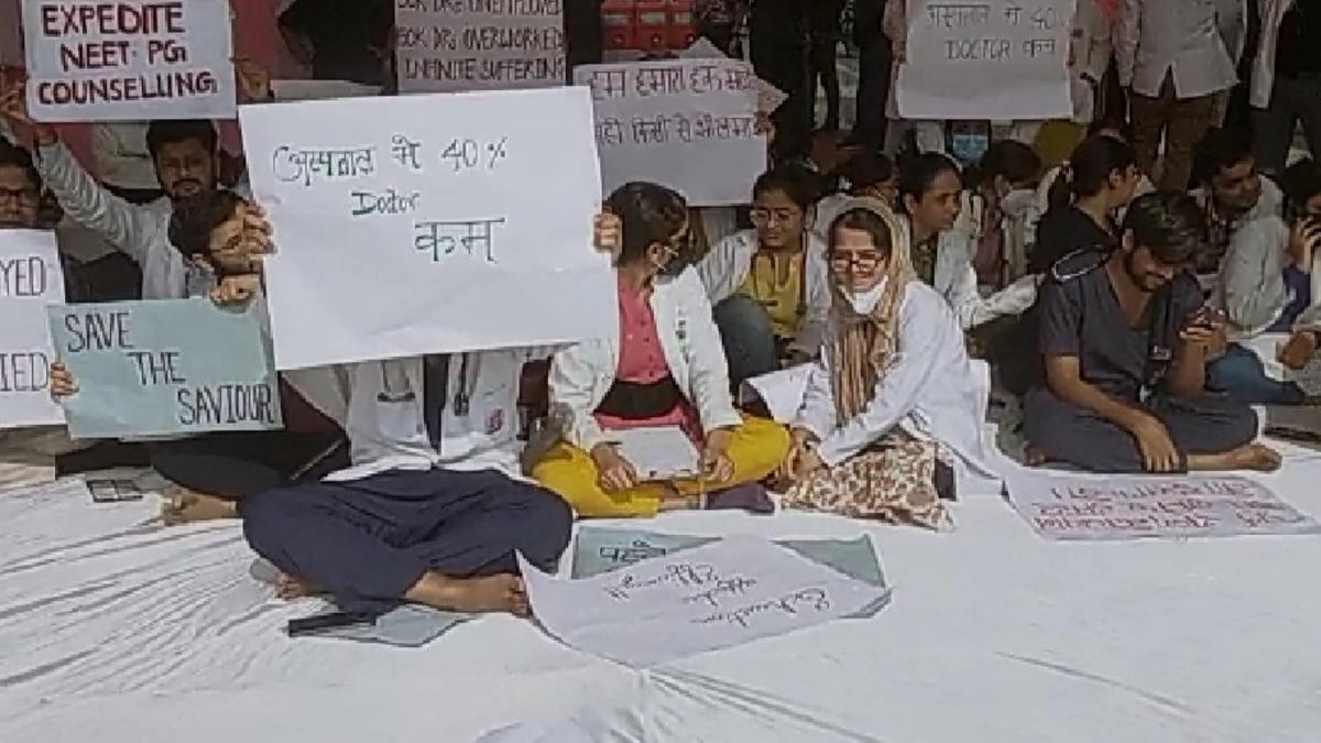 डॉक्टरों की हड़ताल से मरीजों को परेशानी हो रही है. 