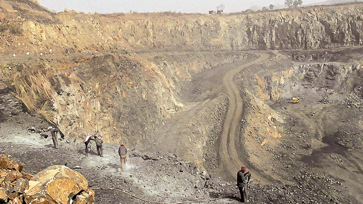 गहरी खुदाई बीरभूम जिले में देवचा पचमी ब्लॉक में एक कोल पिट की फाइल फोटो
