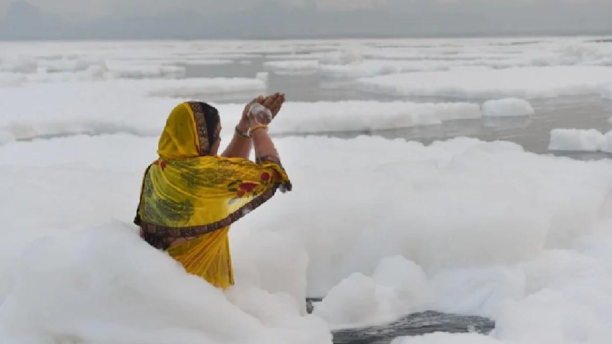 यमुना में जमा झाग (फोटो - पीटीआई)