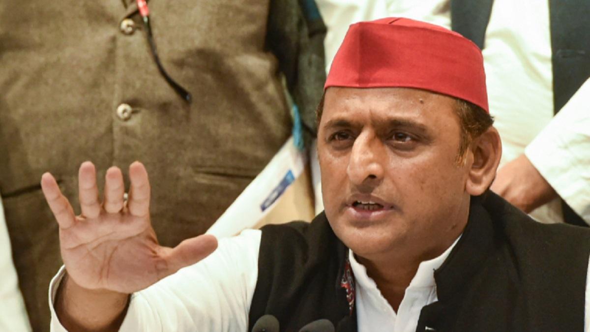 पीएम मोदी पर टिप्पणी कर घिरे अखिलेश यादव (फाइल फोटो)