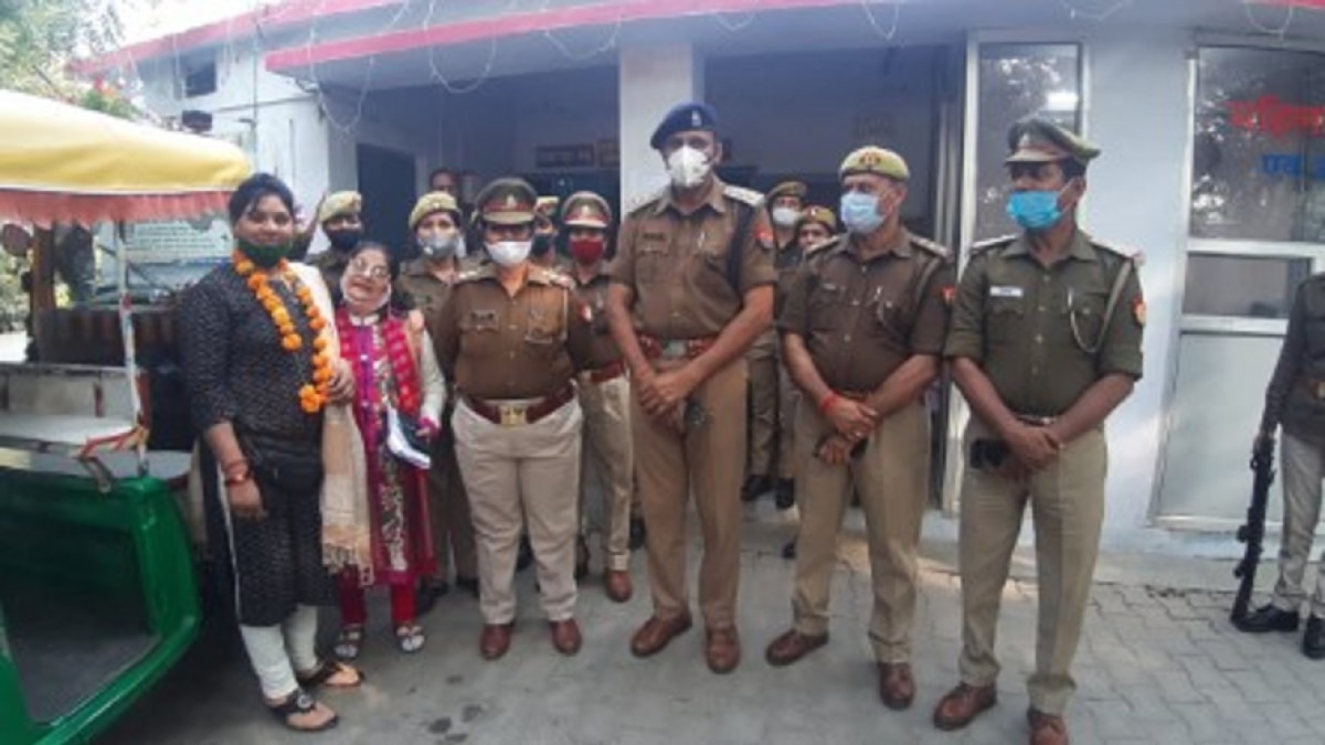 पुलिस ने अनीता चौधरी को किया सम्मानित
