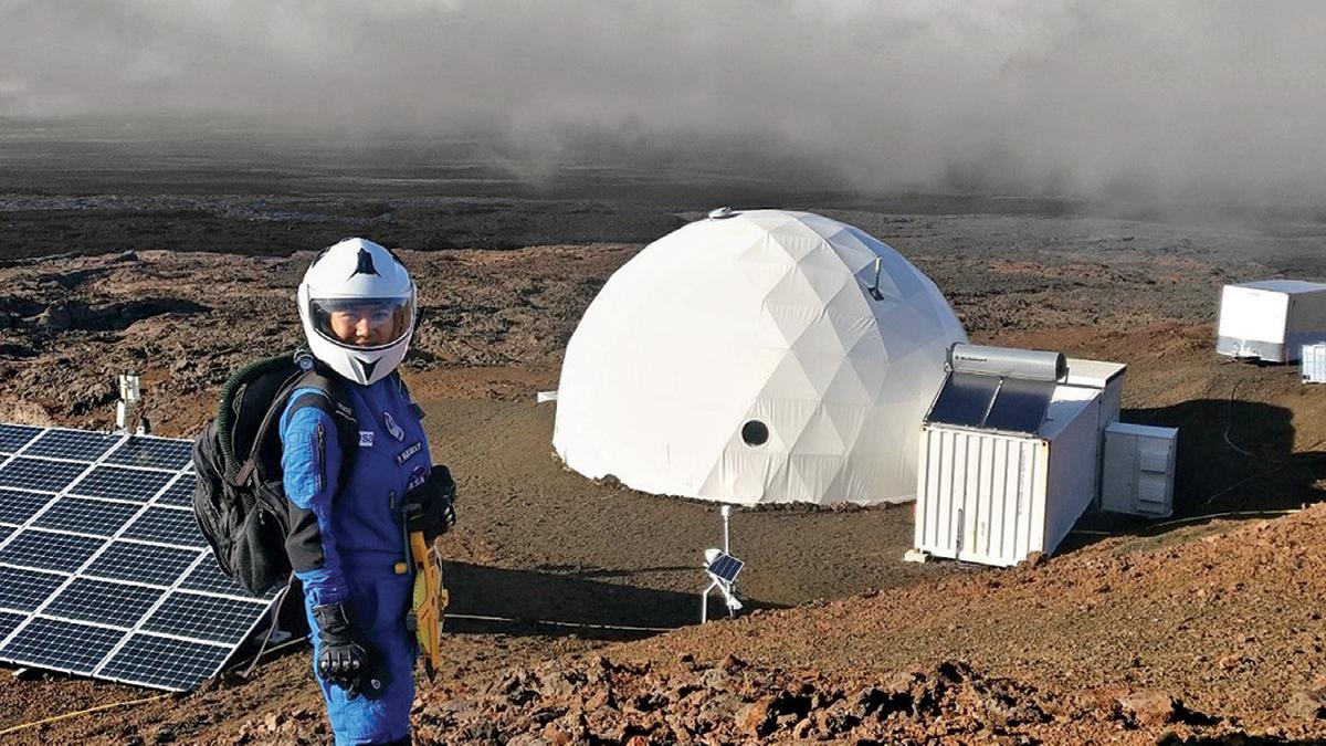 मिशन मून-प्रियंका दास राजकाकाती हवाई में लूनर सिमुलेशन के दौरान (इनसेट में प्रियंका)