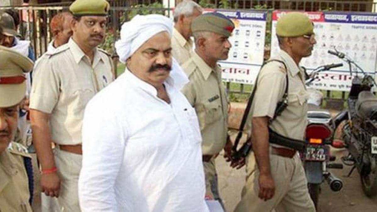  जेल में बंद अतीक अहमद पर सरकार का शिकंजा कसता जा रहा है