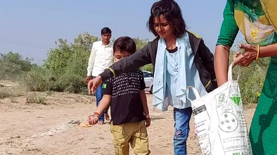 कीड़ी नगरा में अनाज डालते लोग
