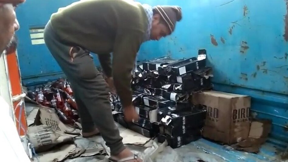 ट्रक से बरामद की गई शराब