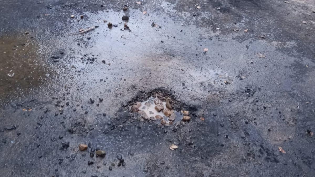 टूटी हुई सड़क