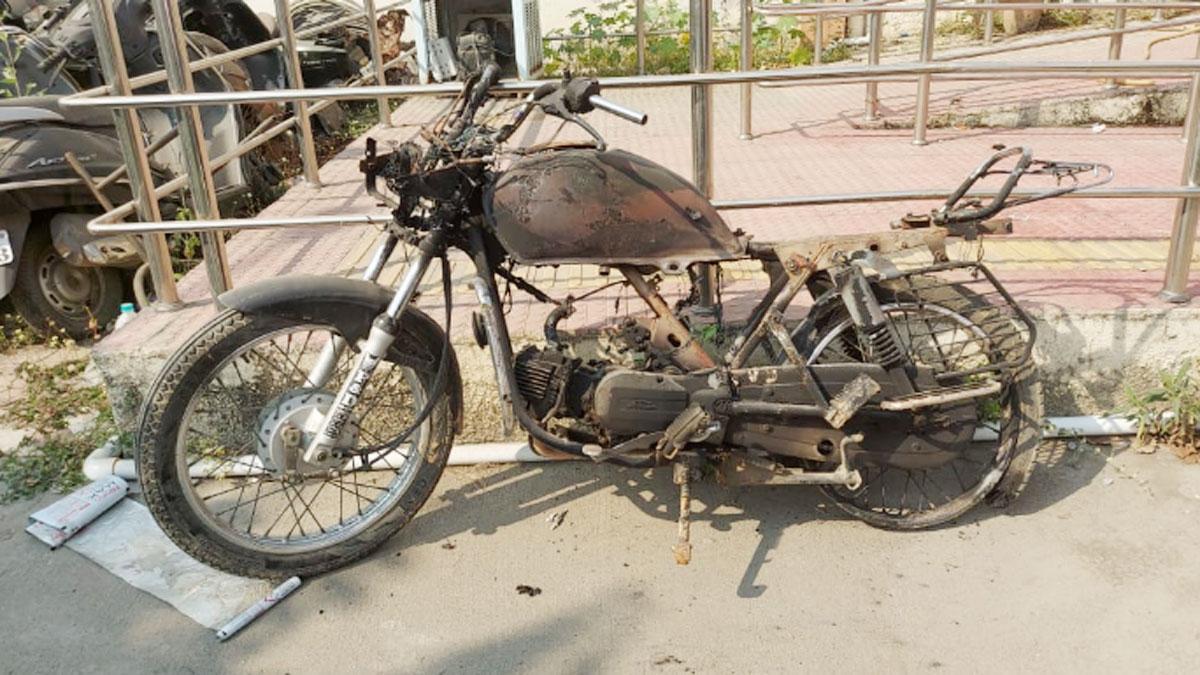 ठंड लगने पर चोर ने जला दी मोटरसाइकिल 