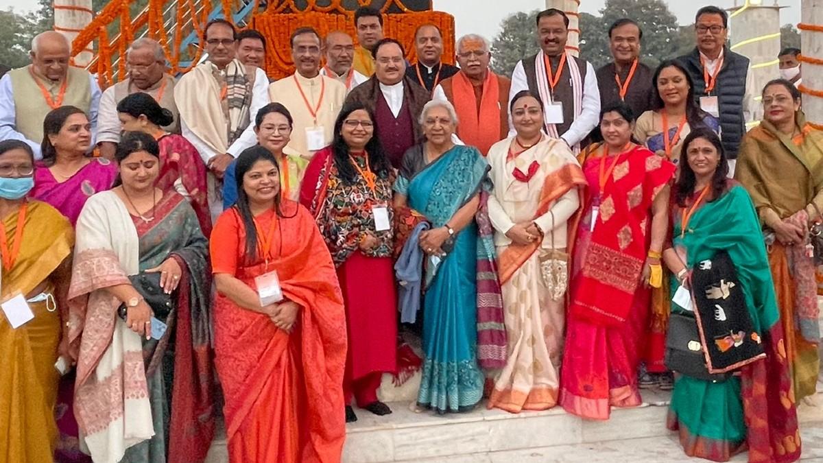 वाराणसी में बीजेपी शासित राज्यों के मुख्यमंत्री और उनका परिवार. (फोटो: Himanta Biswa Sarma)