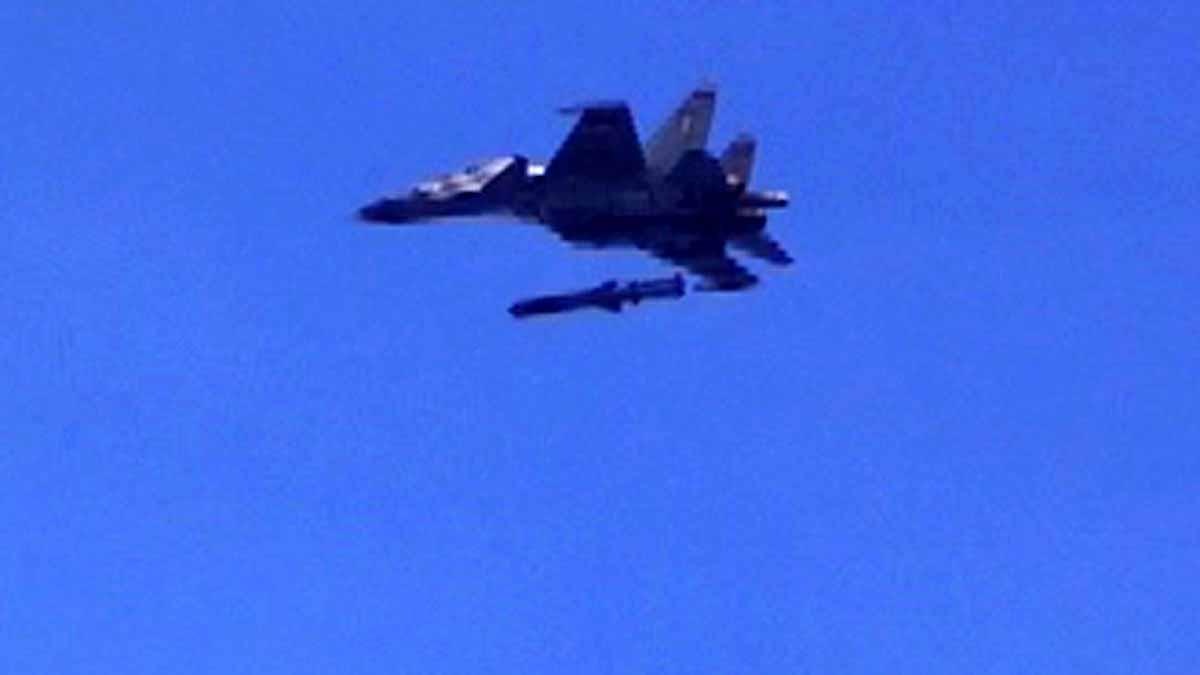 ओडिशा के चांदीपुर में सुखोई-30 एमके-1 फाइटर जेट से लॉन्च होती ब्रह्मोस सुपरसोनिक मिसाइल. (फोटोः DRDO)