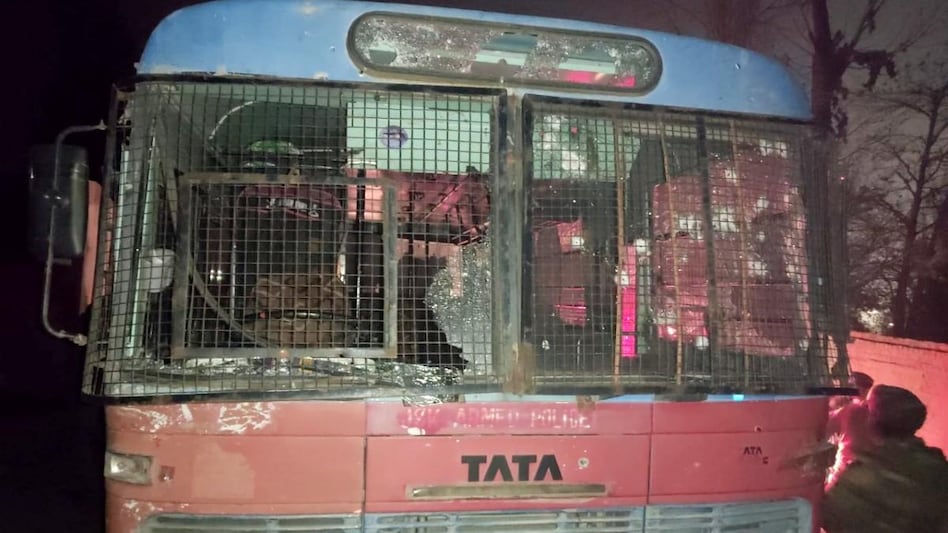 श्रीनगर में सुरक्षाकर्मियों की बस पर फायरिंग.