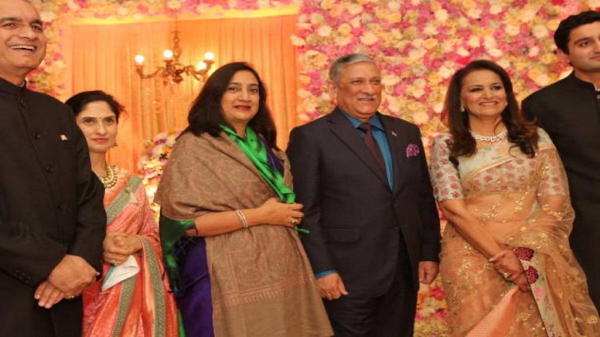 CDS बिपिन रावत अपनी पत्नी मधूलिका रावत (बाएं) के साथ