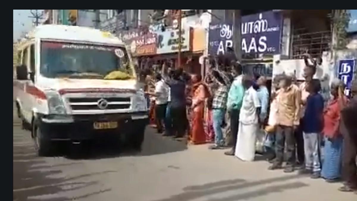 बिपिन रावत और अन्य कर्मियों के पार्थिव शरीर को ले जाने वाली एंबुलेंस पर स्थानीय लोगों ने बरसाए फूल 