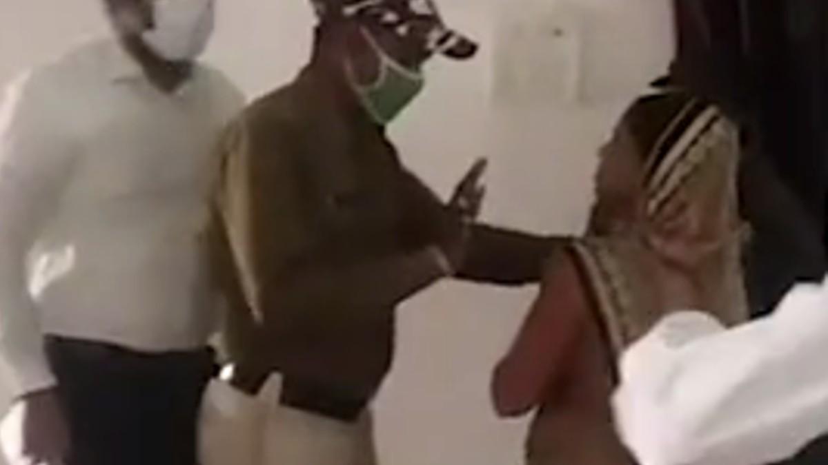 महिला को रोकने की कोशिश करता पुलिस कर्मी.