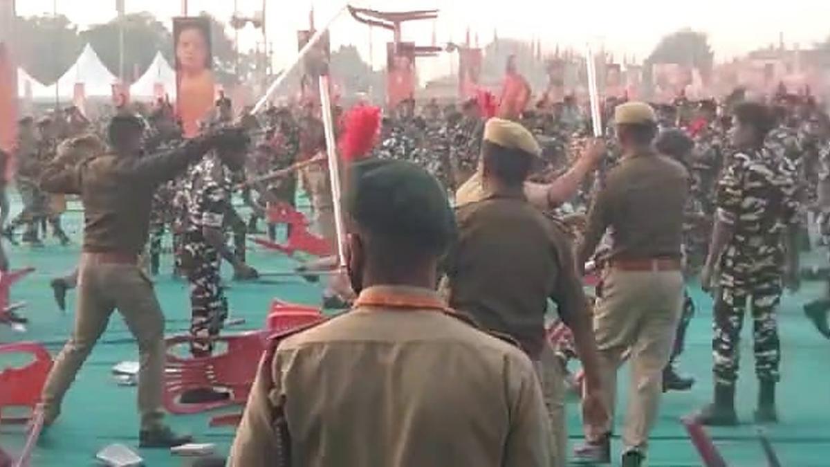 चित्रकूट में खाने को लेकर फेंकी गई कुर्सियां